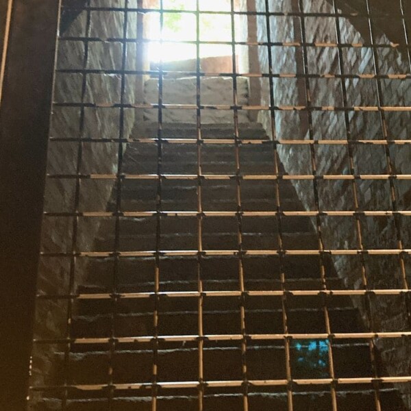 トンネルの途中の封鎖階段